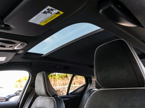 Used 2021 Volvo XC40 T4 R-Design image 4