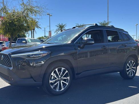 Used 2025 Toyota Corolla Cross XLE image 3