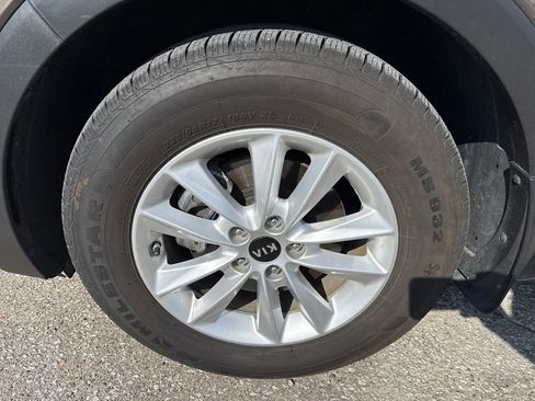 Used 2019 Kia Sorento FWD image 2