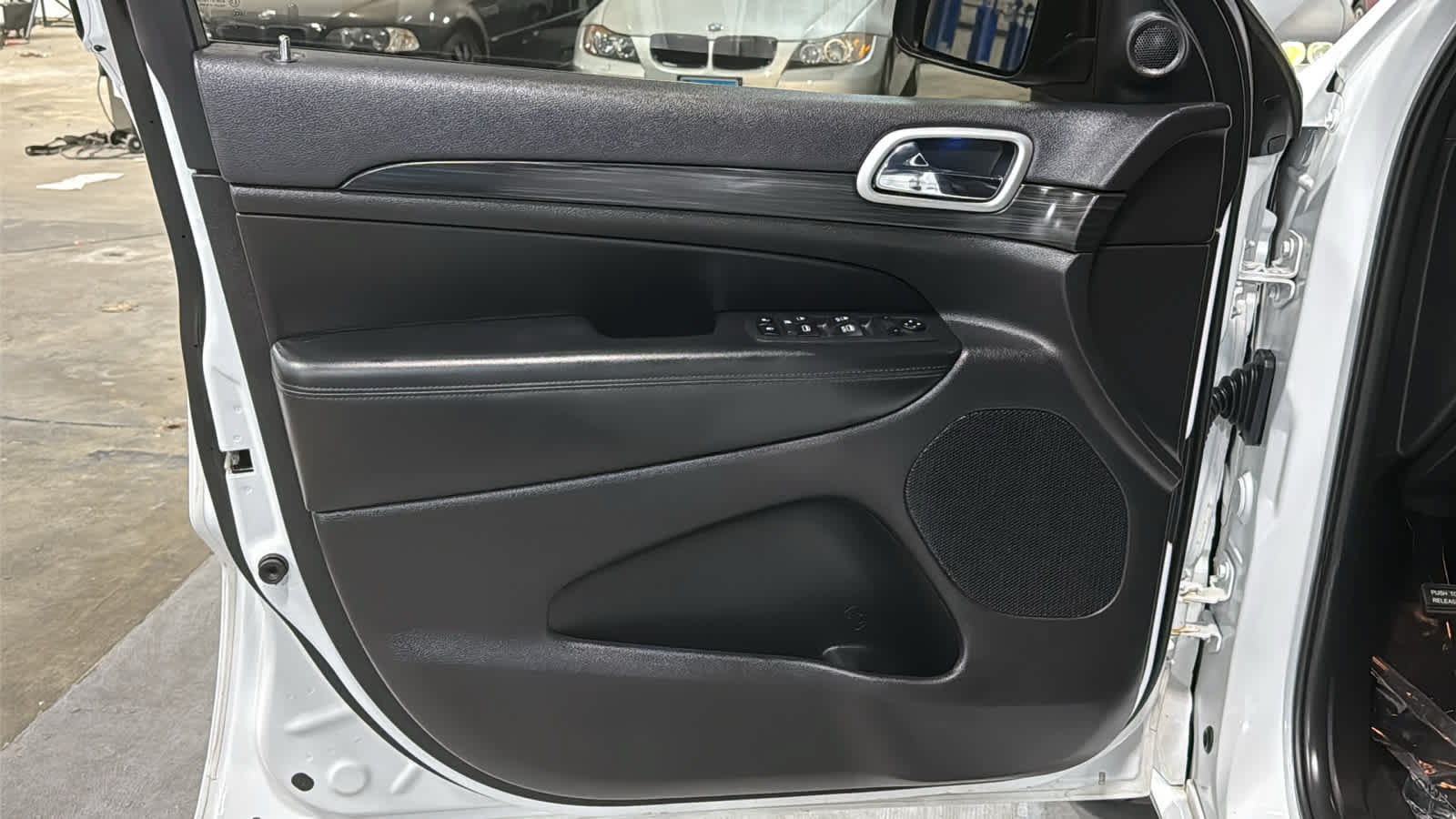Used 2020 Jeep Grand Cherokee Altitude AWD/4WD image 9