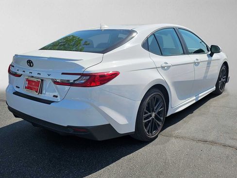 Used 2025 Toyota Camry SE w/ Convenience Package FWD image 3