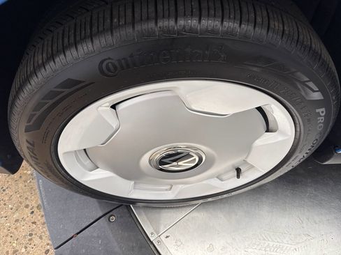 Used 2025 Volkswagen ID. Buzz 1st Edition image 39