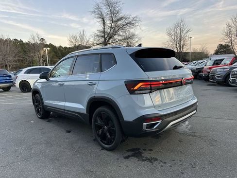 Certified 2025 Volkswagen Taos SE image 3