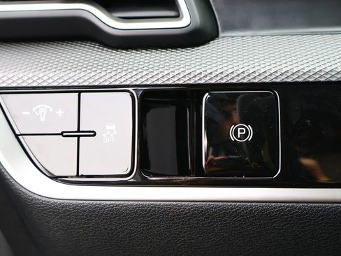 Used 2025 Kia Sportage LX image 12