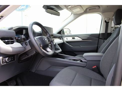 Used 2025 Ford Explorer Active AWD/4WD image 12