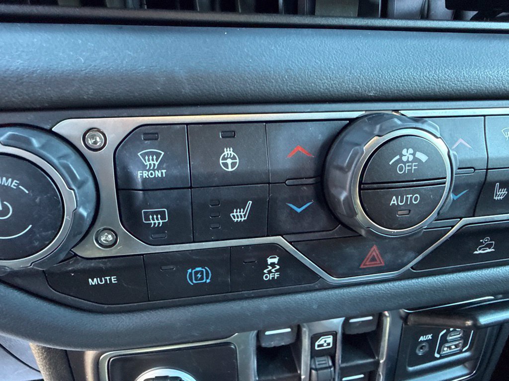 Used 2024 Jeep Wrangler Unlimited Sahara w/ Technology Group AWD/4WD image 32
