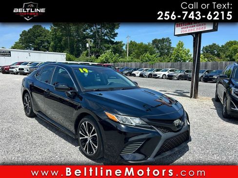 Used 2019 Toyota Camry SE FWD image 1