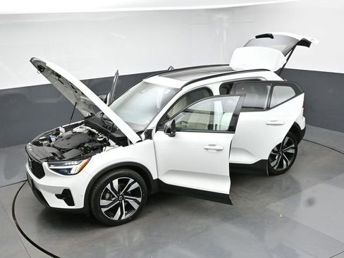 Used 2023 Volvo XC40 B5 Plus w/ Driver Assist Package AWD/4WD image 52