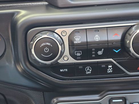 Used 2020 Jeep Wrangler Unlimited Sahara image 17