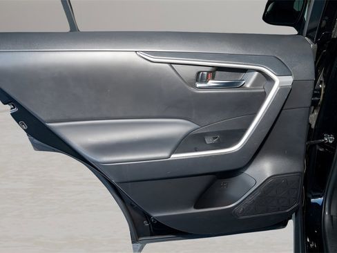 Used 2022 Toyota RAV4 XLE Premium image 19