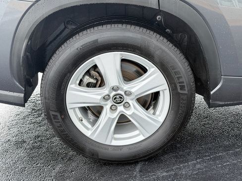 Used 2025 Toyota Highlander LE FWD image 34