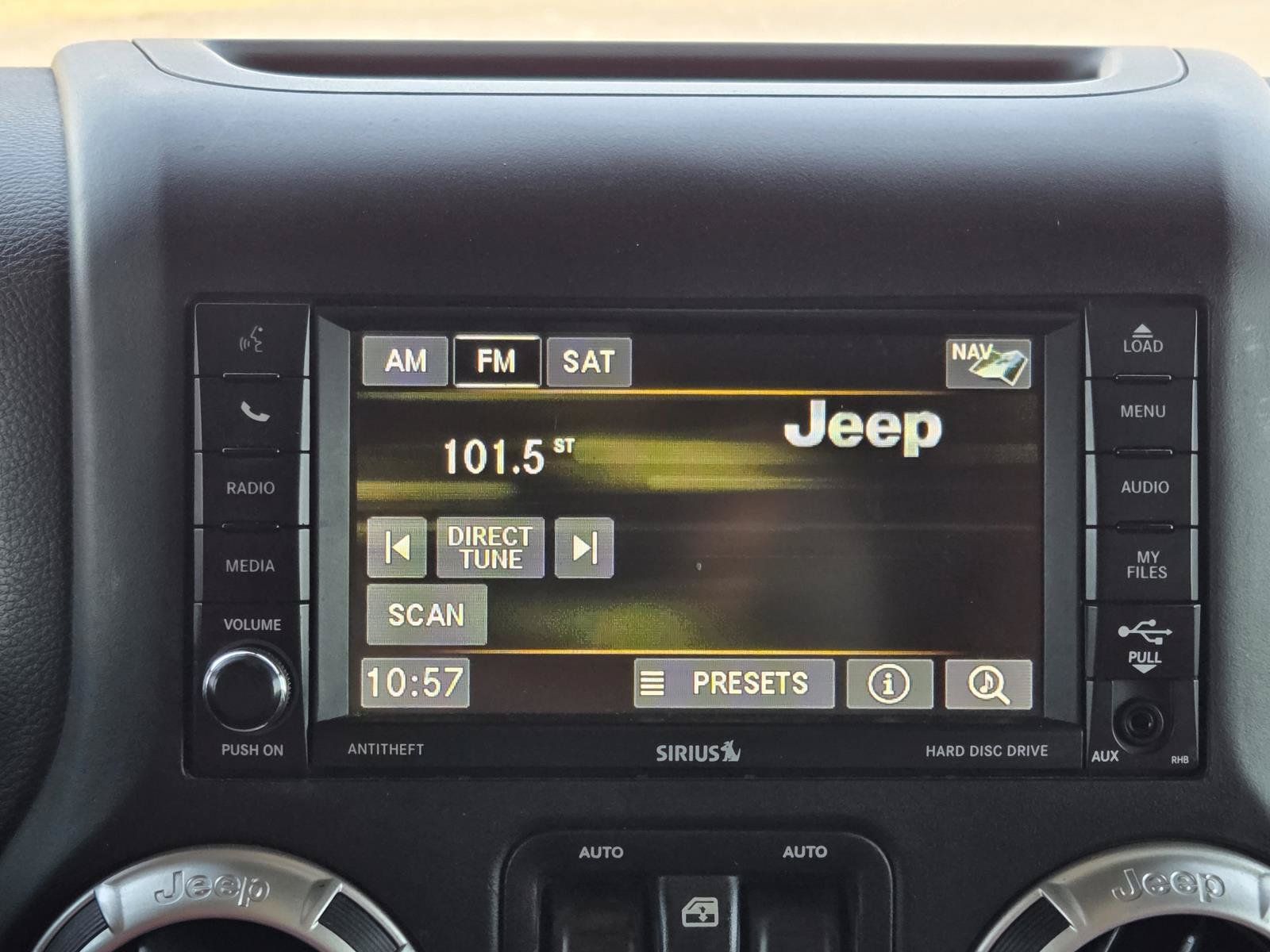 Used 2017 Jeep Wrangler Unlimited Sahara w/ Connectivity Group AWD/4WD image 12