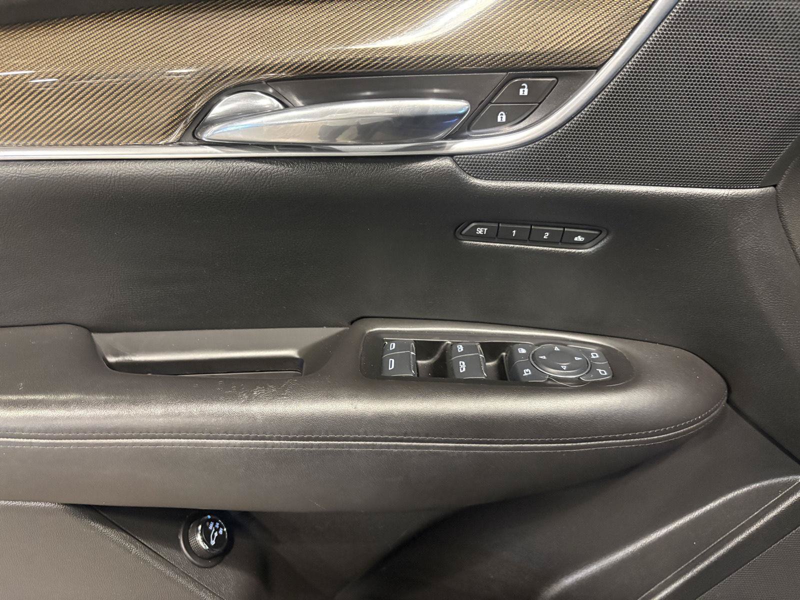 Used 2017 Cadillac XT5 Platinum AWD/4WD image 11