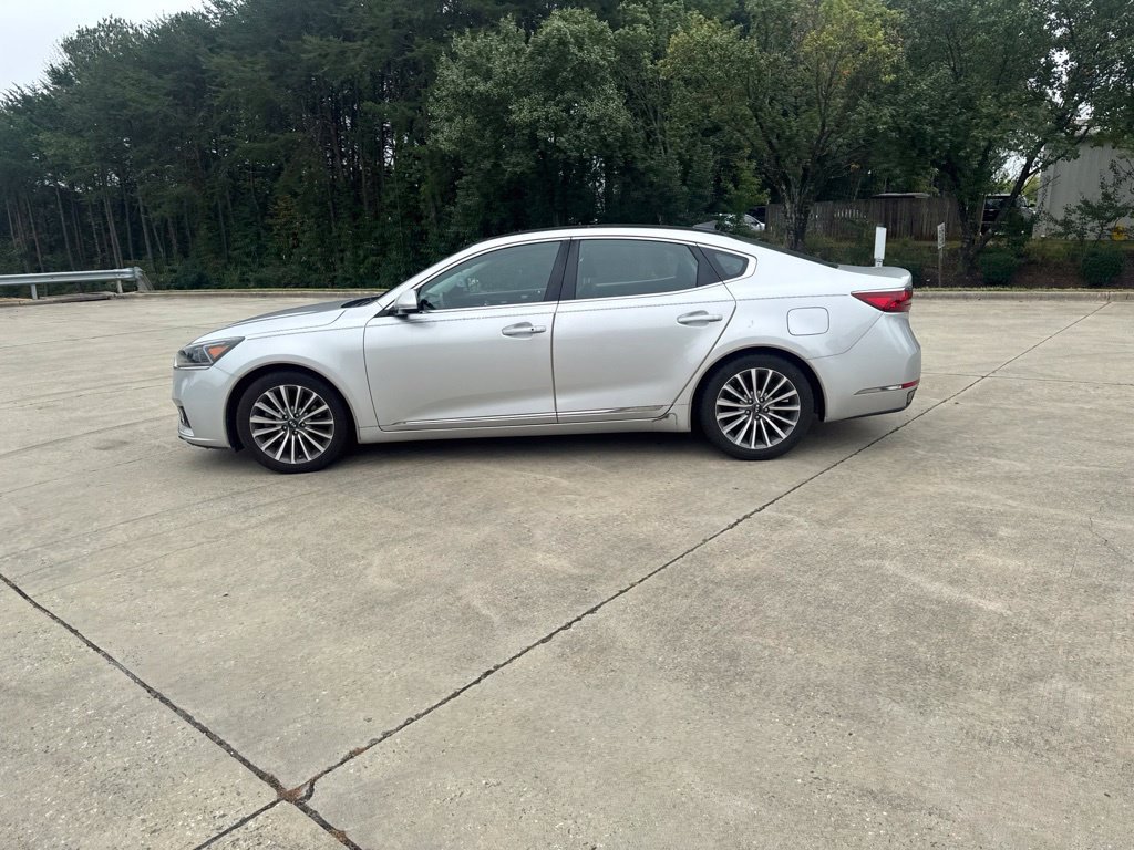 Used 2017 Kia Cadenza Premium w/ Luxury Package FWD image 12