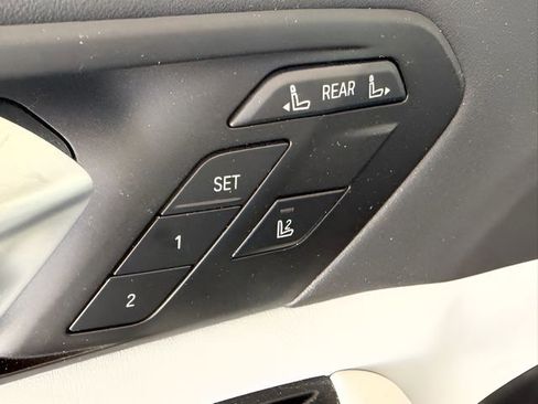 Used 2024 BMW X7 xDrive40i w/ Premium Package image 24