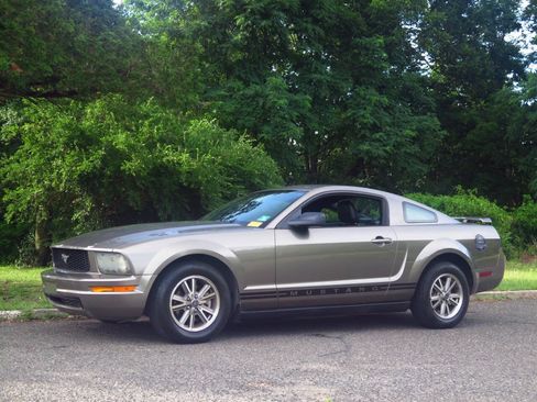 Used 2005 Ford Mustang Premium RWD image 1