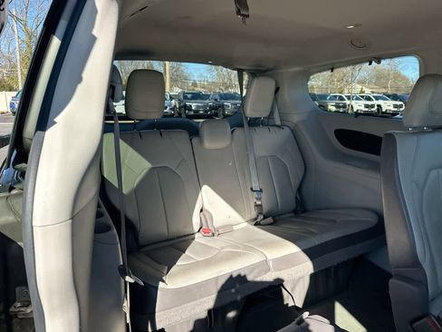Used 2018 Chrysler Pacifica Touring-L image 26