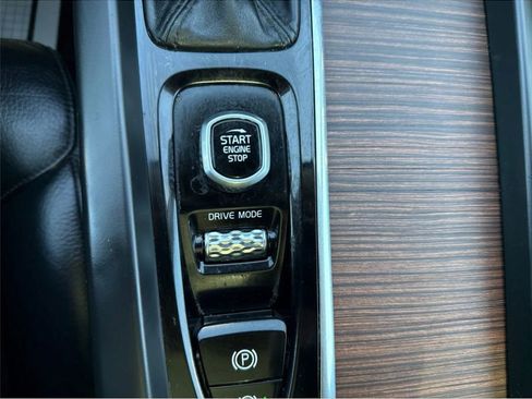 Used 2021 Volvo XC60 T6 Momentum AWD/4WD image 35