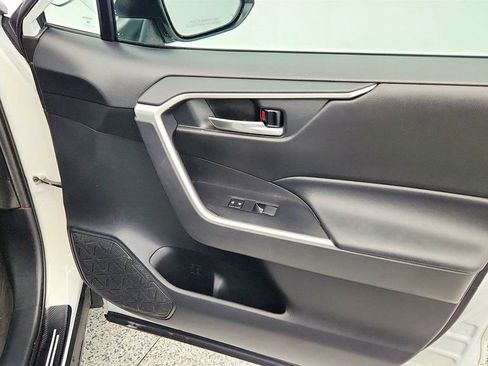 Used 2020 Toyota RAV4 XLE image 23