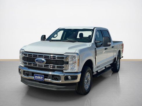 Used 2025 Ford F250 XLT w/ FX4 Off-Road Package image 3