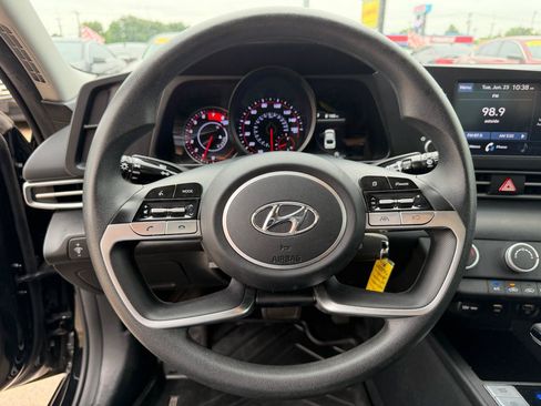 Used 2023 Hyundai Elantra SE FWD image 13