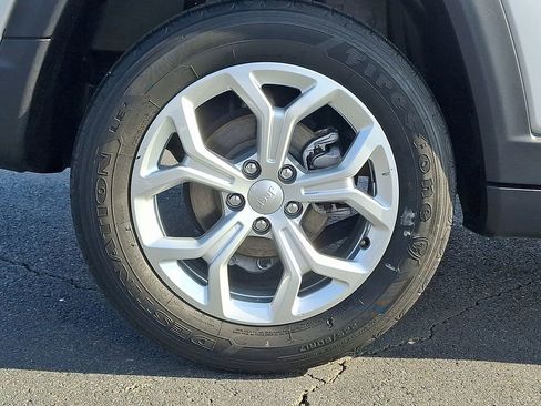 Used 2024 Jeep Compass Latitude image 8