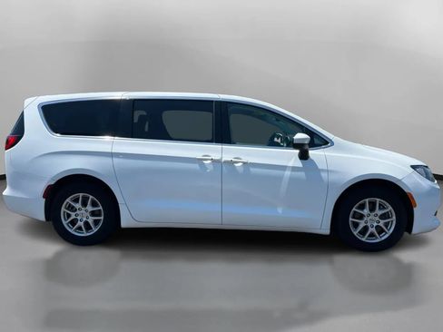 Used 2023 Chrysler Voyager LX FWD image 7