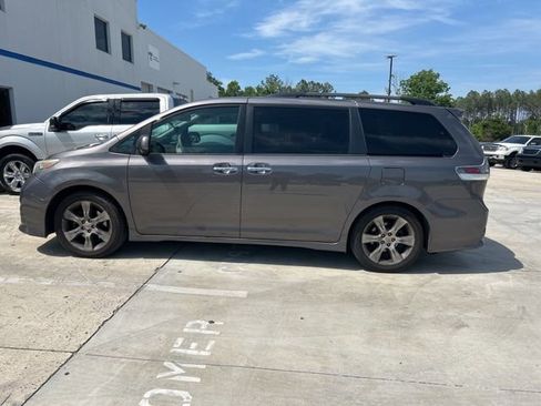 Used 2013 Toyota Sienna SE FWD image 10