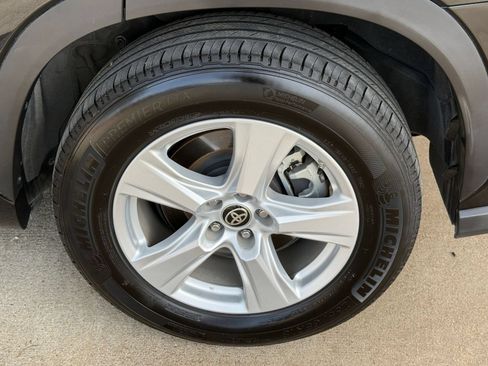 Used 2025 Toyota Highlander LE FWD image 27