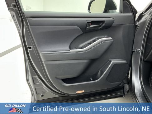 Used 2023 Toyota Highlander L image 16