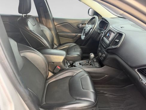 Used 2019 Jeep Cherokee Latitude Plus w/ Cold Weather Group AWD/4WD image 16