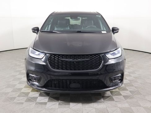 Used 2022 Chrysler Pacifica Limited w/ S Appearance Package image 2