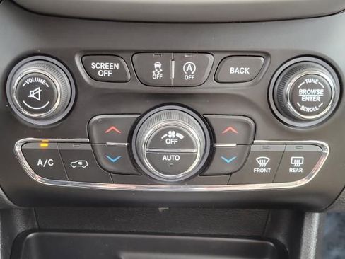 Used 2017 Jeep Cherokee Limited FWD image 27