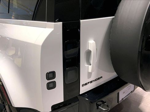 New 2026 Land Rover Defender 110 X-Dynamic SE image 14