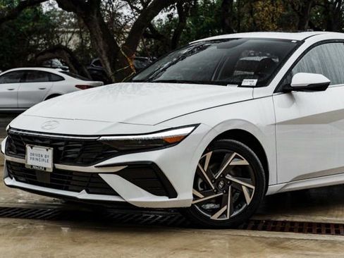 New 2026 Hyundai Elantra Limited FWD image 3