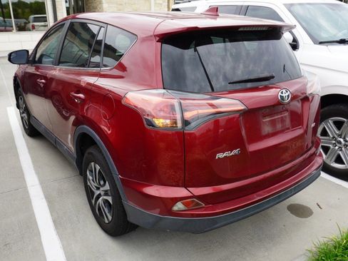 Used 2018 Toyota RAV4 LE FWD image 5