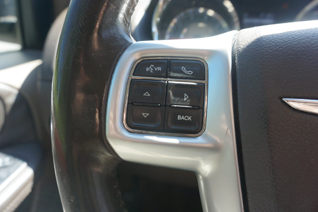 Used 2012 Chrysler Town & Country Touring w/ Entertainment Group #1 FWD image 7