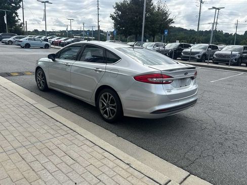 Used 2017 Ford Fusion SE w/ Equipment Group 201A FWD image 12