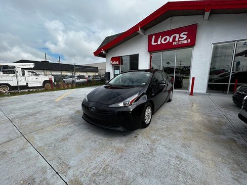 Used 2020 Toyota Prius LE image 3