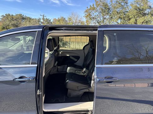 Used 2023 Chrysler Pacifica Touring-L image 10