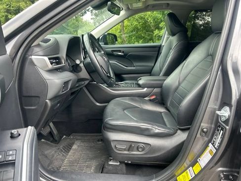 Used 2021 Toyota Highlander XLE AWD/4WD image 19