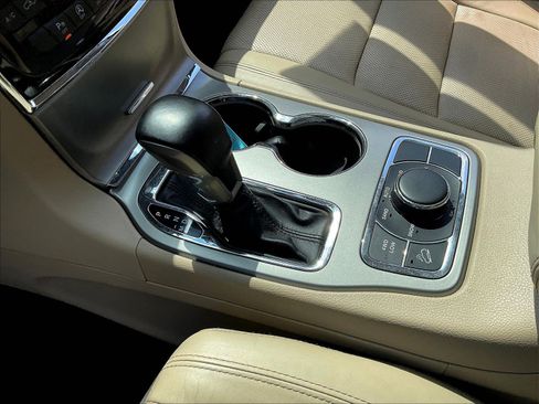 Used 2020 Jeep Grand Cherokee Limited w/ Luxury Group II AWD/4WD image 18