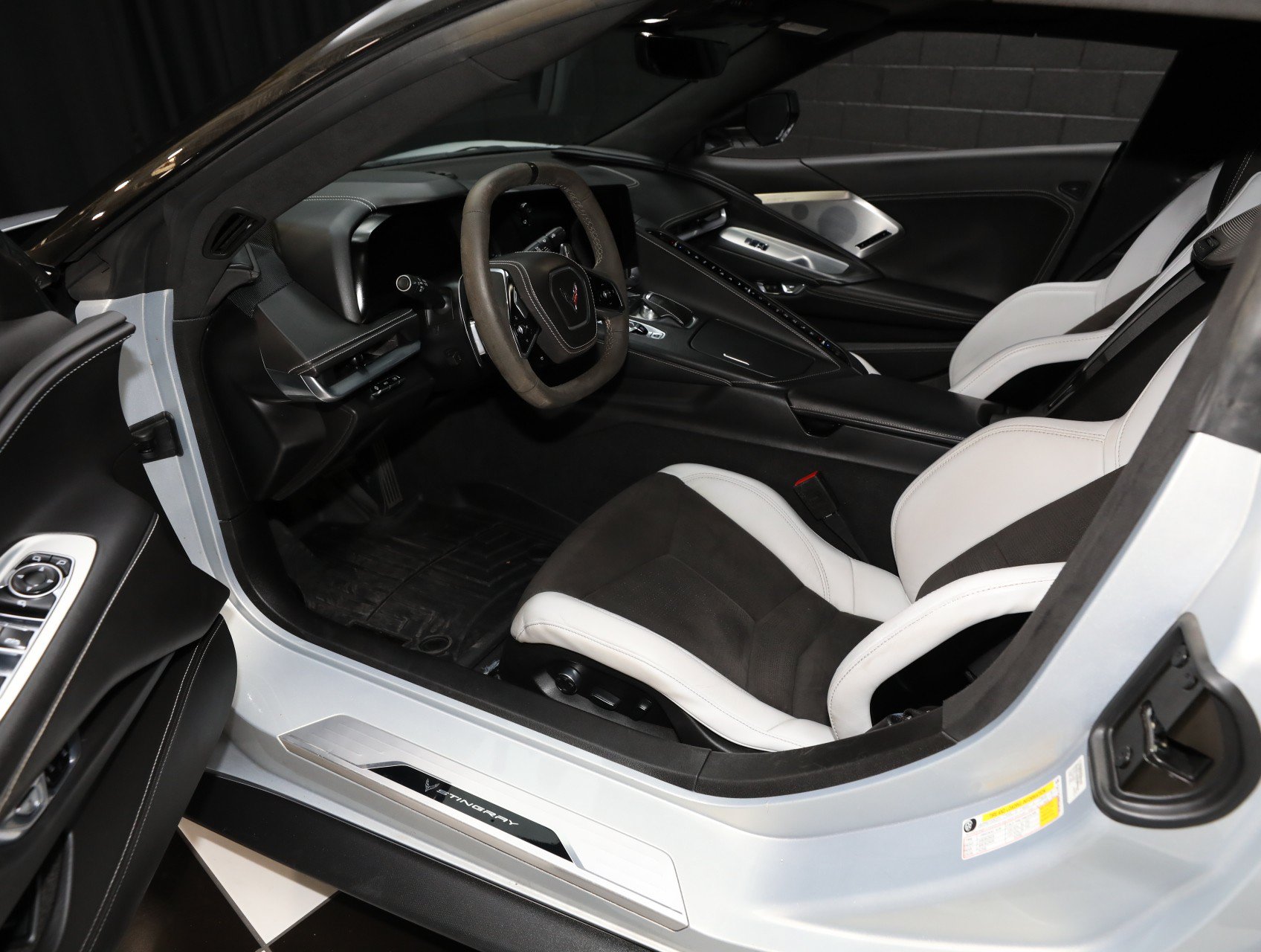 Used 2021 Chevrolet Corvette Stingray Premium Conv w/ Z51 Performance Package RWD image 2