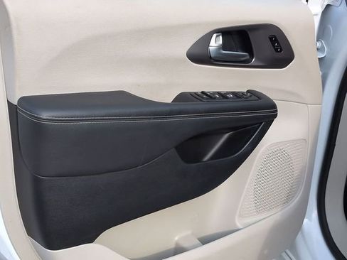 Used 2024 Chrysler Pacifica Touring-L FWD image 14