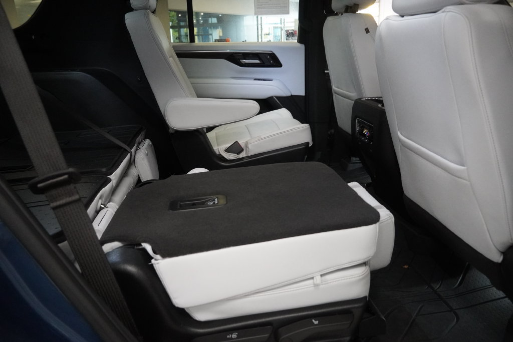 Used 2025 Chevrolet Tahoe Premier AWD/4WD image 32