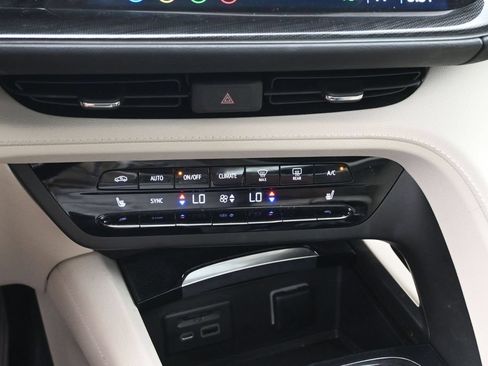 Used 2022 Buick Envision Essence w/ Technology Package I AWD/4WD image 18