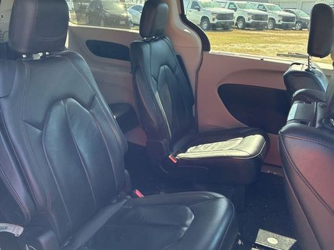 Used 2017 Chrysler Pacifica Touring-L Plus image 11