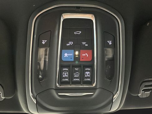 Used 2024 Jeep Wagoneer L Series II AWD/4WD image 36