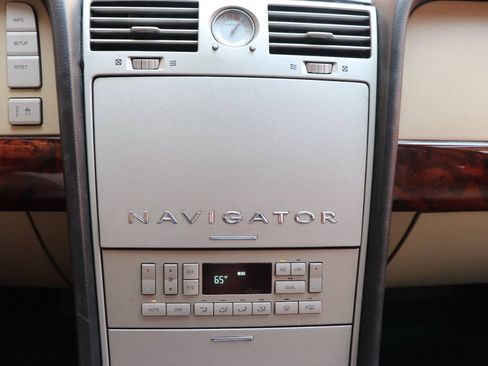 Used 2006 Lincoln Navigator Luxury RWD image 22