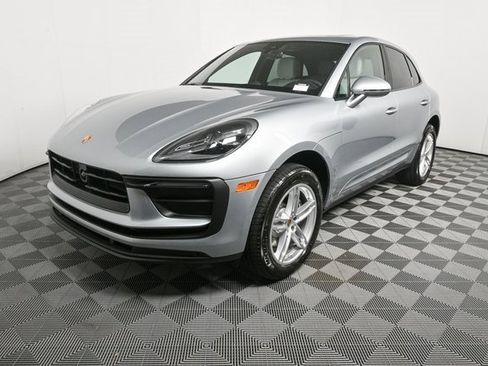 Certified 2025 Porsche Macan image 1